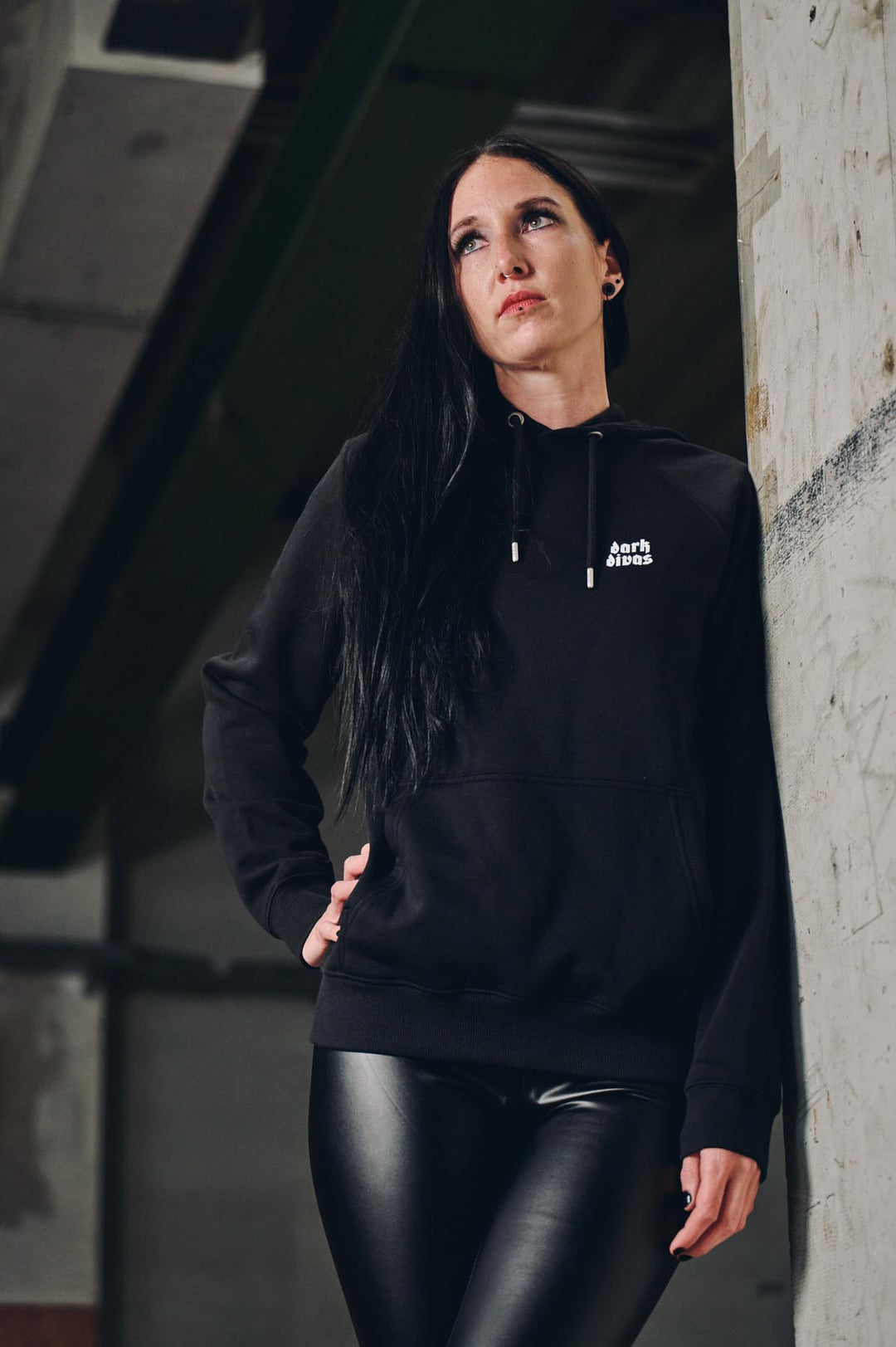 Hoodie "Boss B*tch in Black" (organic raglan)