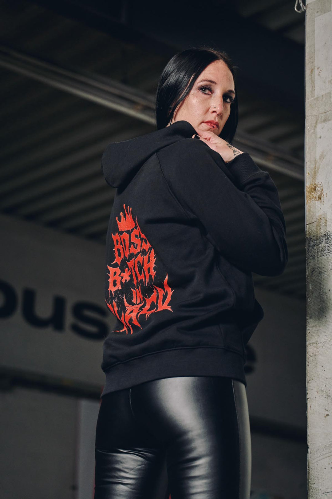 Hoodie "Boss B*tch in Black" (organic raglan)